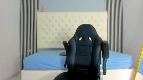 andres_stud online show from December 17, 4:40 am