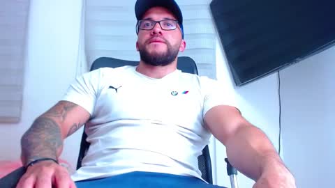 andrew_holden__ online show from February 13, 11:37 pm