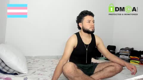 Snapshot of androgynous_love chatting on January 22, 10:29 am hugeclit online show from January 22, 10:29 am