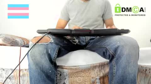 Snapshot of androgynous_love chatting on February 16, 12:32 pm hugeclit online show from February 16, 12:32 pm