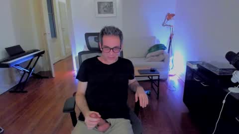 Snapshot of andy0pandi chatting on December 12, 8:25 am Andrew online show from December 12, 8:25 am