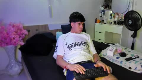 andy_wood1 online show from June 4, 12:11 pm