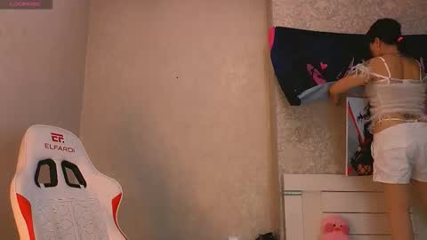 Snapshot of angel_asia_ chatting on December 18, 10:43 am angel_asia_ online show from December 18, 10:43 am