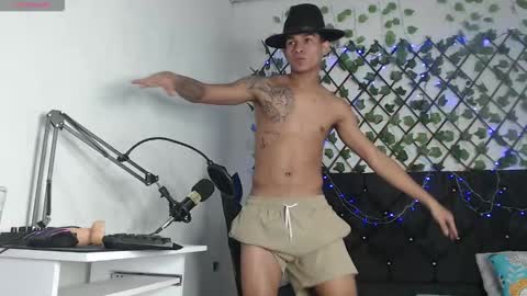 Snapshot of angel_latinguy chatting on October 31, 8:43 pm Angel online show from October 31, 8:43 pm