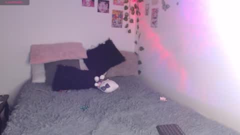 A N G E L A  E L L I S S   online show from September 15, 11:16 pm