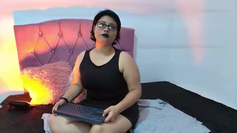 Snapshot of angelik_fooxxx chatting on February 12, 1:00 am Angelik online show from February 12, 1:00 am