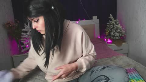 Snapshot of angelika_rouge chatting on January 5, 3:55 pm Angelika Rouge online show from January 5, 3:55 pm