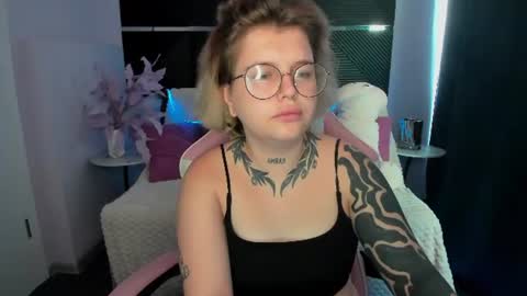 Snapshot of angelina_meaw chatting on August 4, 6:05 am angelina_meaw online show from August 4, 6:05 am