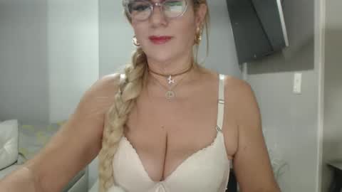 angelinna_12 online show from November 5, 5:07 am