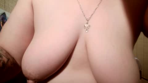 Snapshot of angelleah chatting on January 12, 5:45 am angelleah online show from January 12, 5:45 am