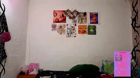 Snapshot of angelsdustxxx chatting on December 22, 9:33 am online show from December 22, 9:33 am