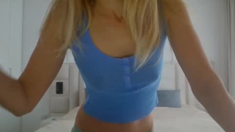 Snapshot of angelsquirting chatting on May 17, 5:49 am Alesia online show from May 17, 5:49 am