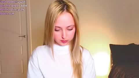 Snapshot of angelxloe chatting on February 3, 12:32 pm Im Chloe i do FLASH BOOBS for new fan club online show from February 3, 12:32 pm