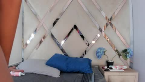 angiexht online show from April 15, 1:07 pm