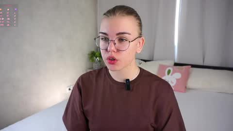 AnishaVivo online show from April 17, 11:35 am