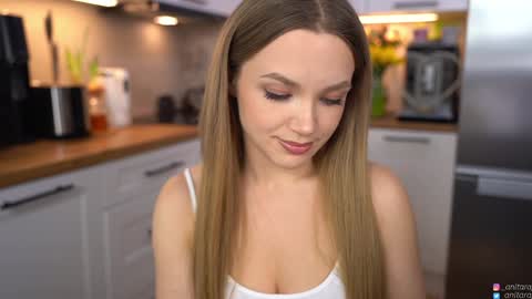 Im Anita thumb up me please its important online show from March 19, 9:41 pm