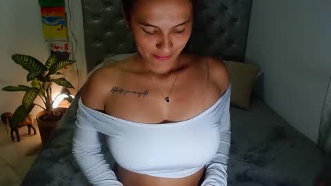 Snapshot of anithaxx chatting on February 15, 12:04 am esmeralda online show from February 15, 12:04 am