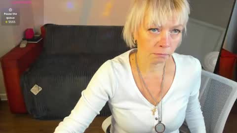 Snapshot of ann_annise chatting on June 8, 1:20 am ann_annise online show from June 8, 1:20 am