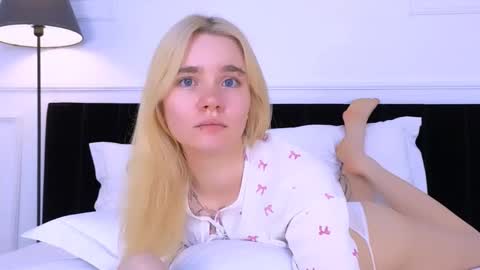 AnnaBelle online show from November 8, 8:14 am