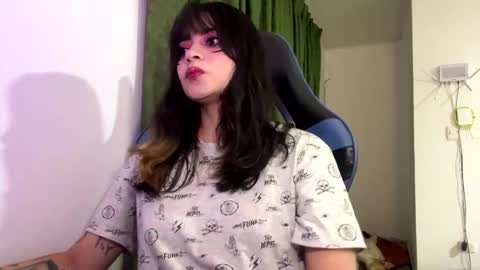 Snapshot of annacrow chatting on November 21, 6:12 am Anna online show from November 21, 6:12 am