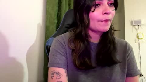 Snapshot of annacrow chatting on December 3, 1:46 am Anna online show from December 3, 1:46 am