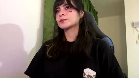 Snapshot of annacrow chatting on December 5, 1:25 am Anna online show from December 5, 1:25 am