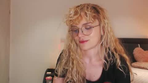 annaevv online show from February 19, 4:19 am