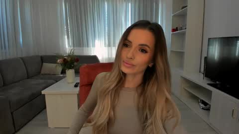 annaise  online show from April 26, 8:45 am