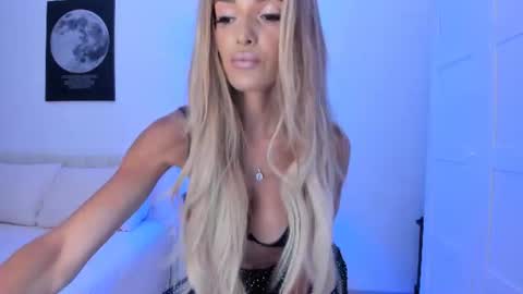 Snapshot of annaise_ chatting on July 5, 8:10 am annaise online show from July 5, 8:10 am