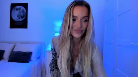 Snapshot of annaise_ chatting on August 6, 6:26 am annaise online show from August 6, 6:26 am