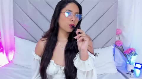 Snapshot of annaqueen_ chatting on December 26, 8:00 pm Anna online show from December 26, 8:00 pm