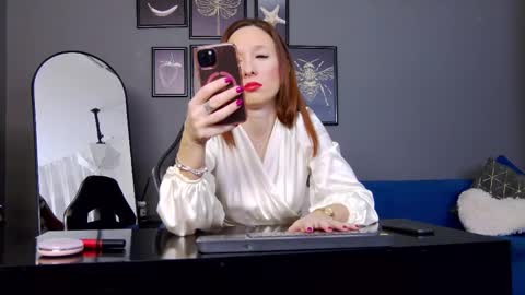 Snapshot of annehove chatting on December 17, 3:45 am Anne online show from December 17, 3:45 am