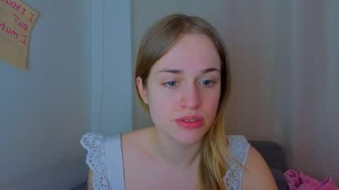 Snapshot of anneriver chatting on April 1, 5:52 am anneriver online show from April 1, 5:52 am