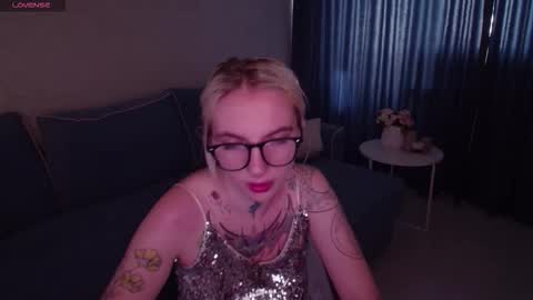 Snapshot of annetenet chatting on October 2, 7:26 am Annet online show from October 2, 7:26 am