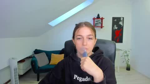 Snapshot of annewilsonn chatting on May 14, 4:41 am annewilsonn online show from May 14, 4:41 am