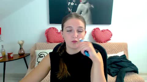 Snapshot of annewilsonn chatting on July 21, 9:33 am annewilsonn online show from July 21, 9:33 am