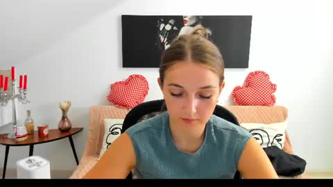 Snapshot of annewilsonn chatting on August 3, 7:18 am annewilsonn online show from August 3, 7:18 am