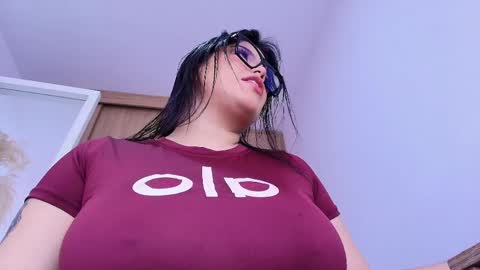 annie_20_ online show from April 4, 6:27 pm