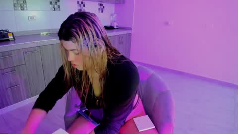 Snapshot of annie_andrade1 chatting on March 8, 7:38 am annie online show from March 8, 7:38 am