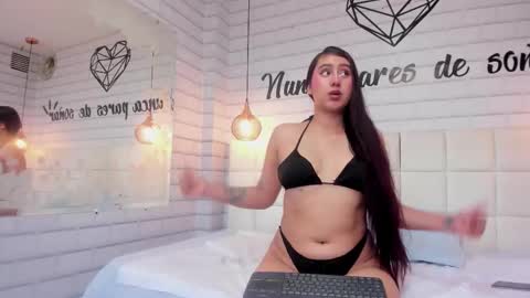 annie_cute18 online show from November 5, 6:30 pm