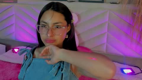 Snapshot of annie_lought chatting on November 8, 7:01 pm online show from November 8, 7:01 pm