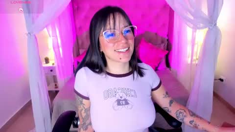 Snapshot of annie_petters chatting on June 28, 2:23 pm Aniie online show from June 28, 2:23 pm