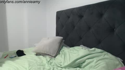 Snapshot of annieamy chatting on December 8, 4:50 pm Annie online show from December 8, 4:50 pm