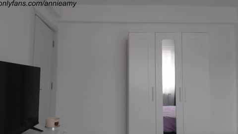 Snapshot of annieamy chatting on December 12, 12:22 pm Annie online show from December 12, 12:22 pm