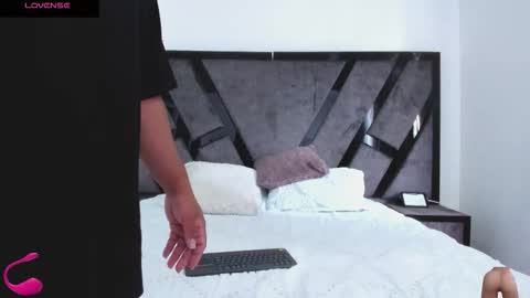 Snapshot of annieandstefan chatting on October 16, 1:45 pm Annie and Stefan online show from October 16, 1:45 pm