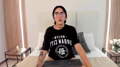 Snapshot of annieparkeer chatting on January 15, 11:15 am annieparkeer online show from January 15, 11:15 am