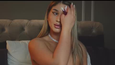 AnnieStyles online show from February 23, 8:06 am