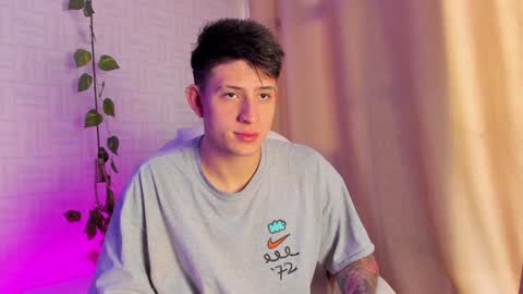 Snapshot of anniie_and_alex chatting on December 17, 2:00 pm Annie Alex online show from December 17, 2:00 pm