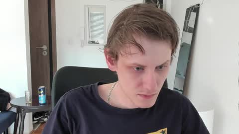 Snapshot of annonimsick chatting on April 9, 7:03 am online show from April 9, 7:03 am