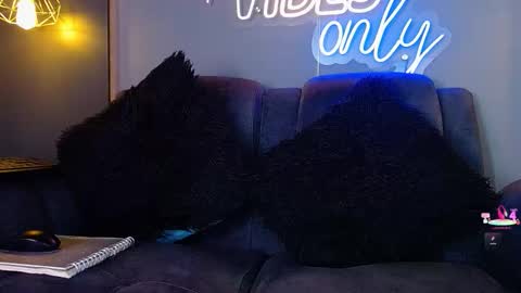 Snapshot of anny_loves chatting on February 27, 6:08 pm anny_loves online show from February 27, 6:08 pm